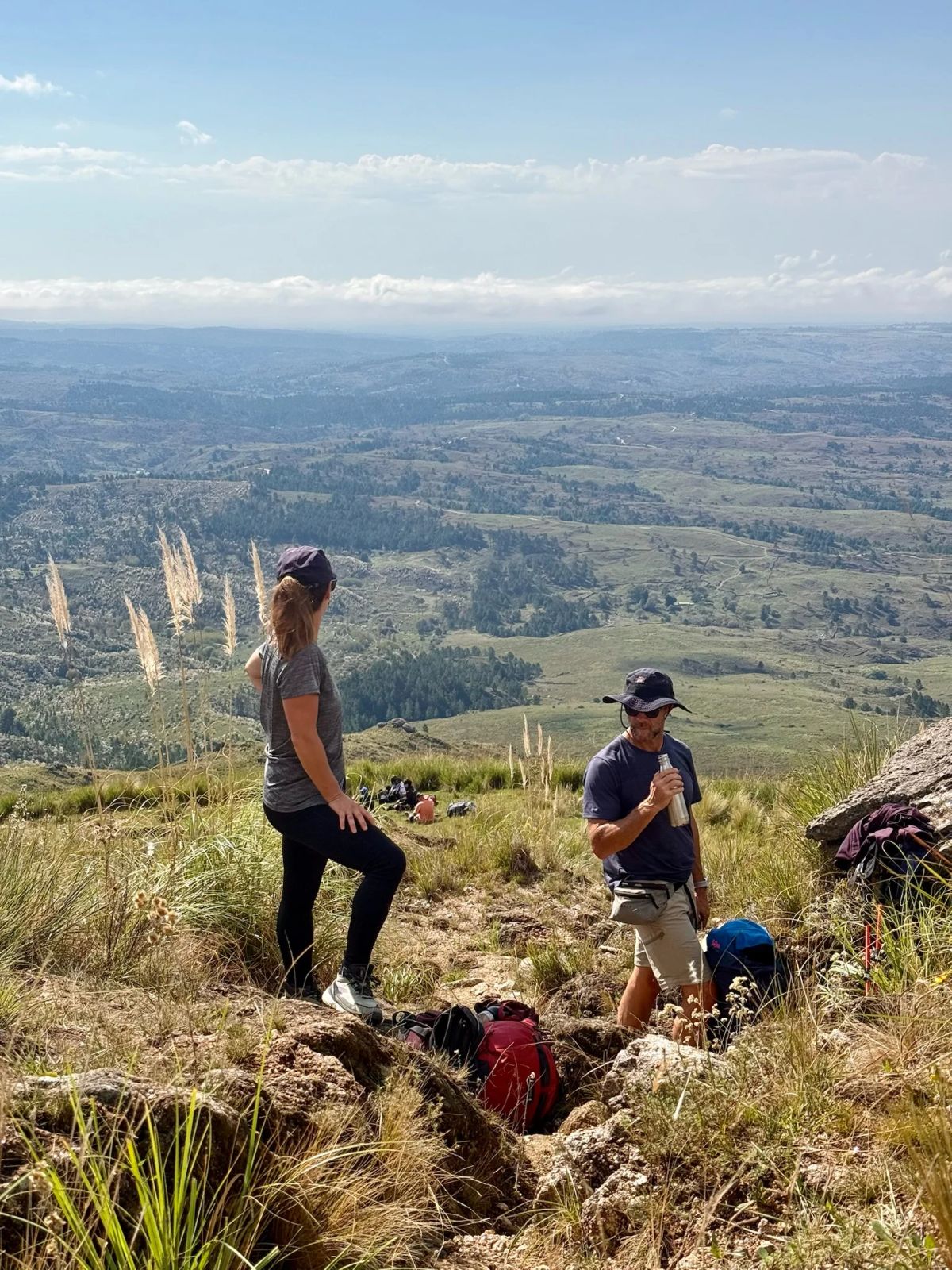 Descanso del grupo entre pajonales con el valle de Córdoba de fondo durante el trekking de la Salida 202