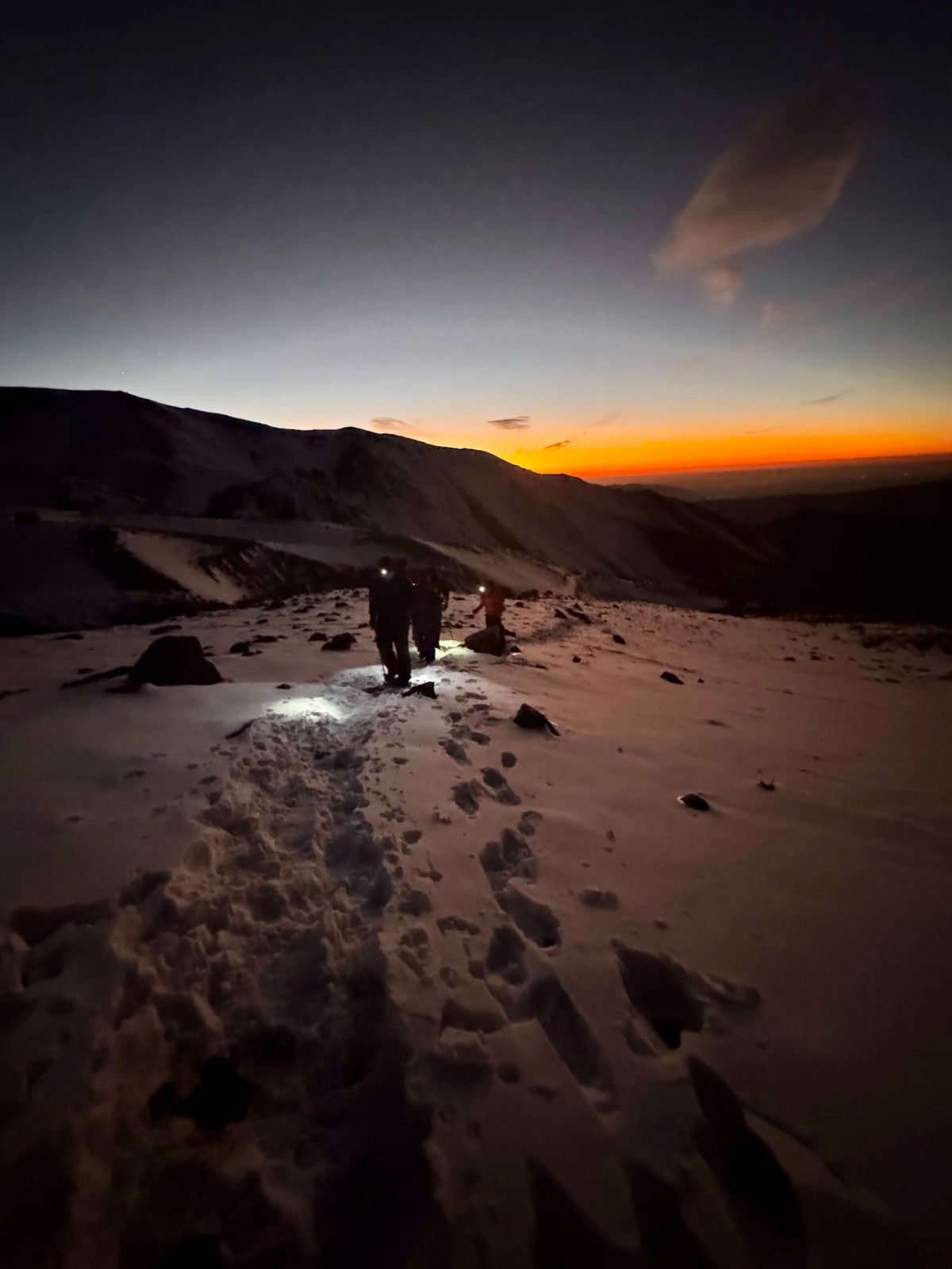 Salida nocturna con frontales para el ataque a la cumbre del Cerro del Medio