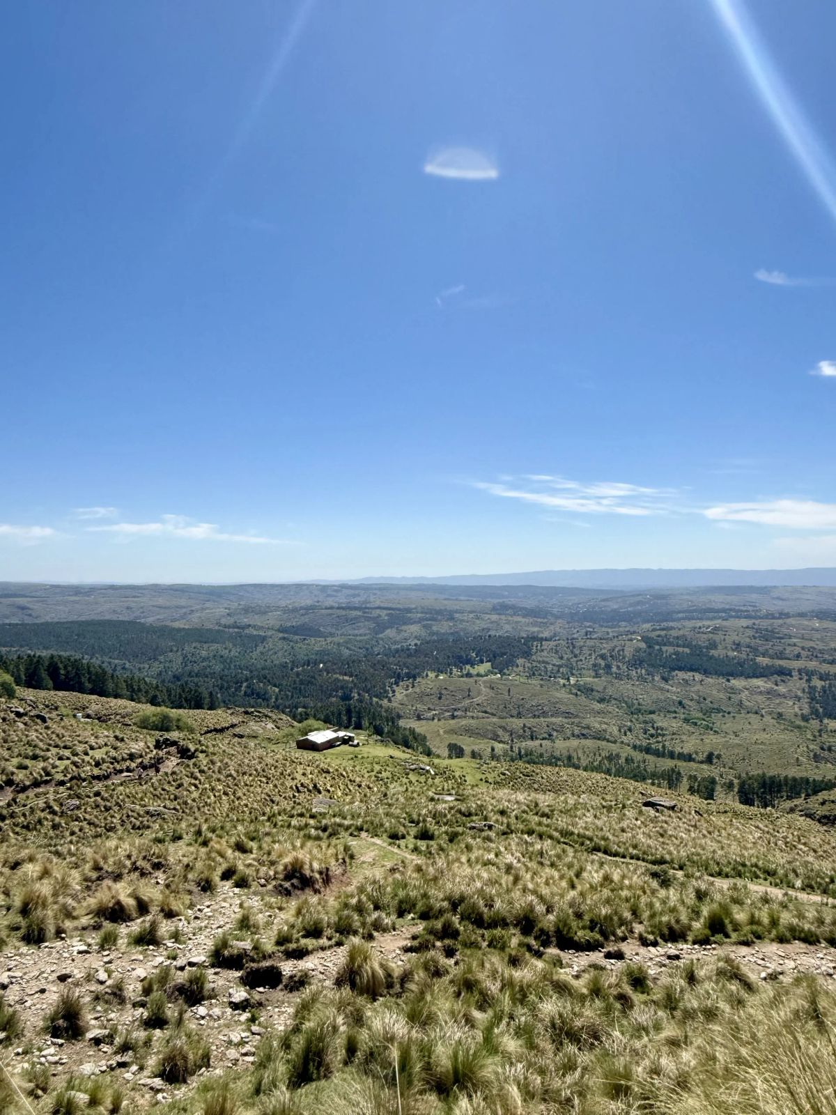 Panorámica del valle serrano desde el sendero al Cerro Champaquí, entre pajonales