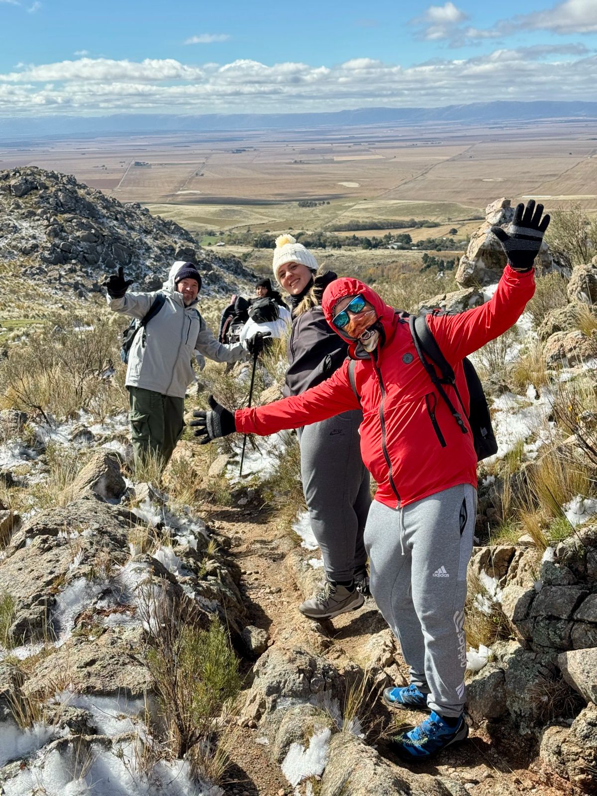 Participantes saludando desde las rocas del Cerro El Morro durante el descenso