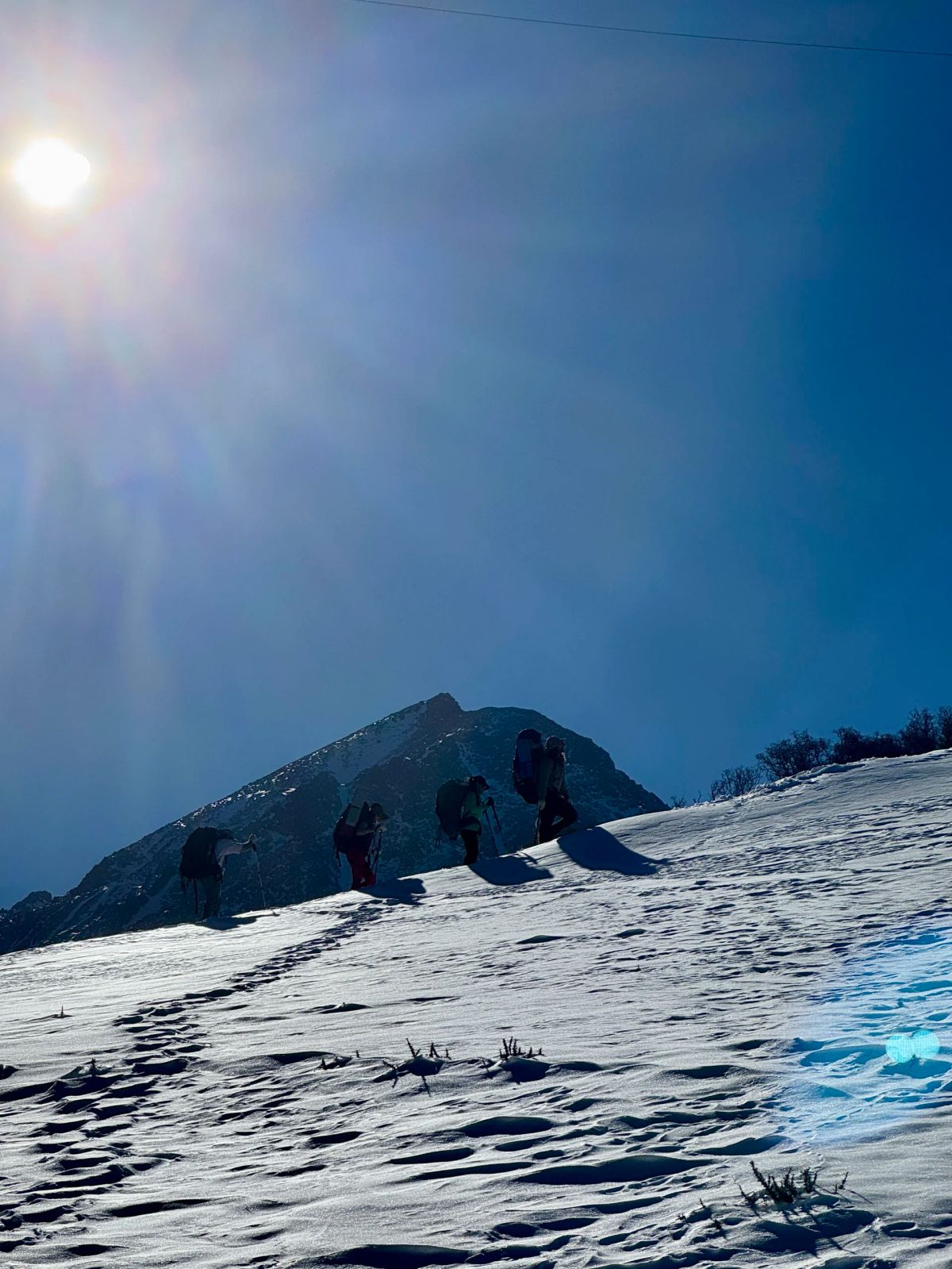 El sol sobre la cumbre del Cerro del Medio con la cordada llegando a lo alto