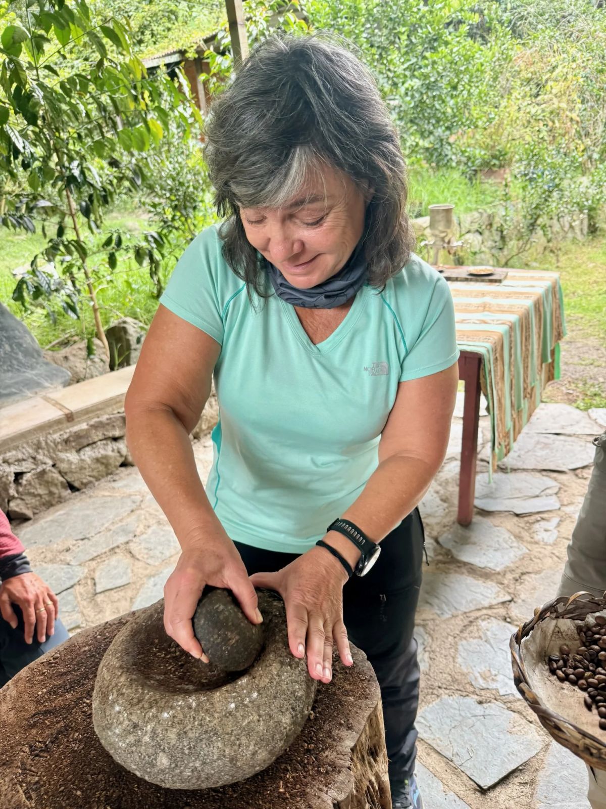 Molienda artesanal de café en una finca del valle, experiencia del trekking