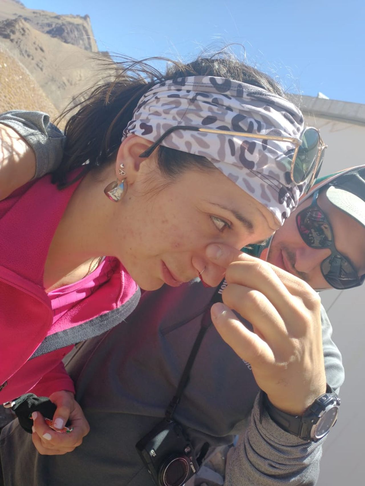 Guía de montaña asistiendo de cerca a una integrante del grupo en zona agreste — MONS Actividades de Montaña.
