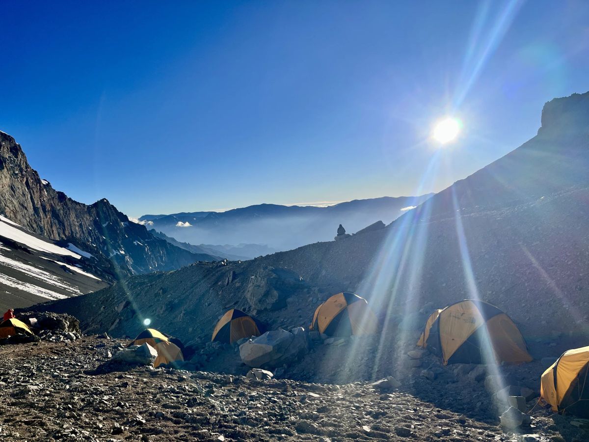 Amanecer sobre las carpas del campamento de altura en el Aconcagua