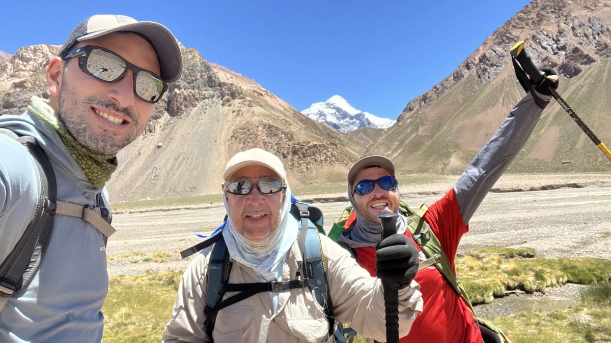 Selfie del equipo completo durante la aproximación por el valle de Las Vacas