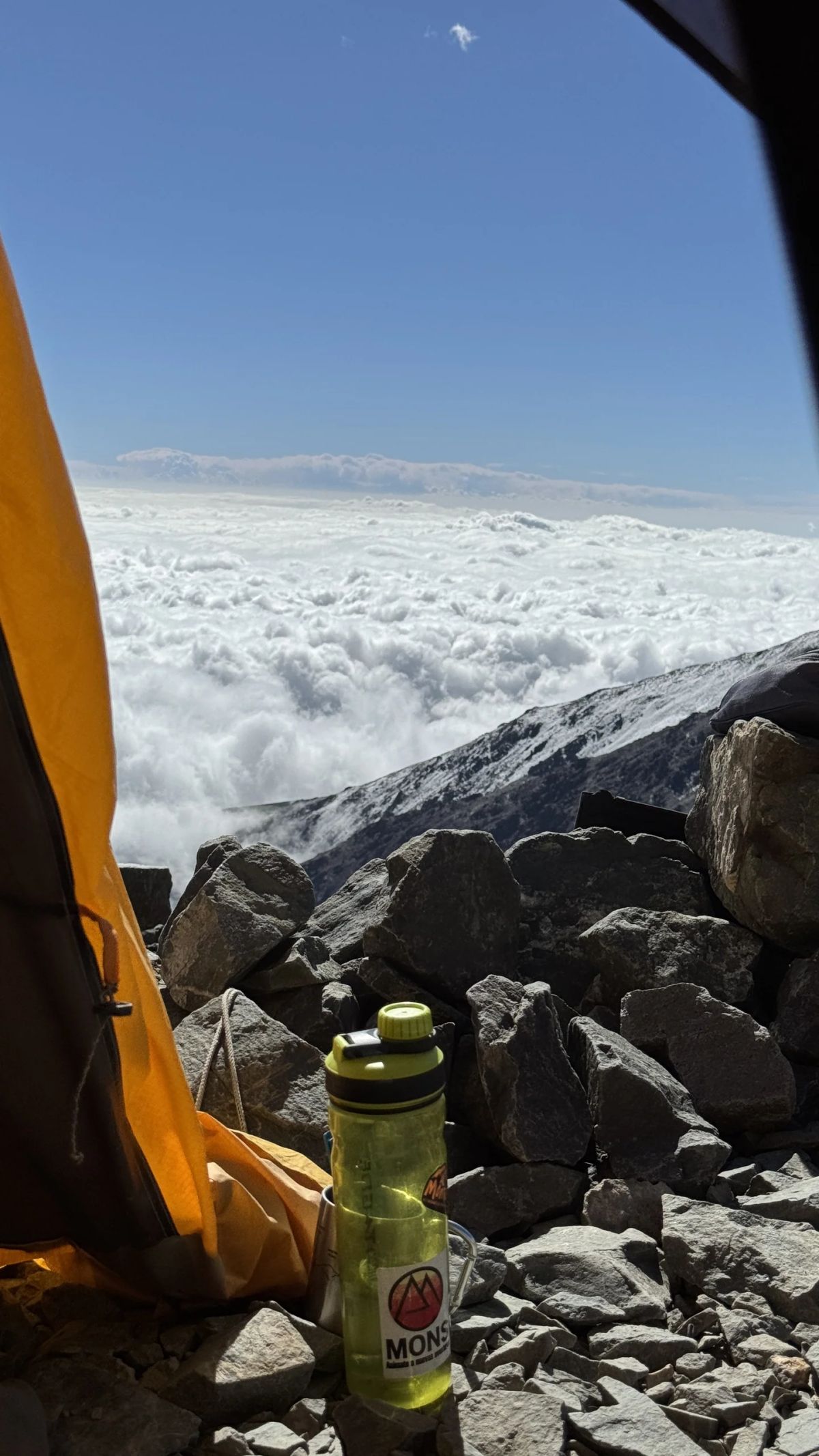 Carpa de altura asomada sobre el mar de nubes en la expedición al Cerro El Plata