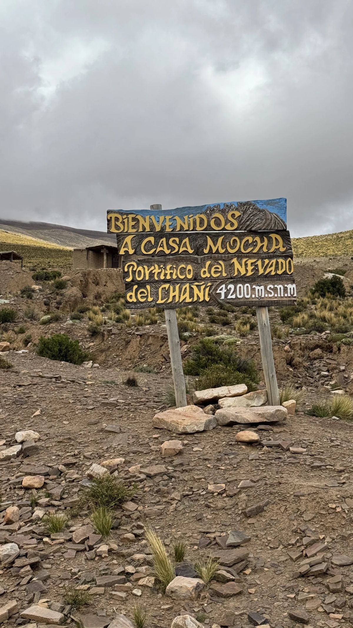 Cartel de bienvenida a Casa Mocha, portal de acceso al Nevado de Chañi