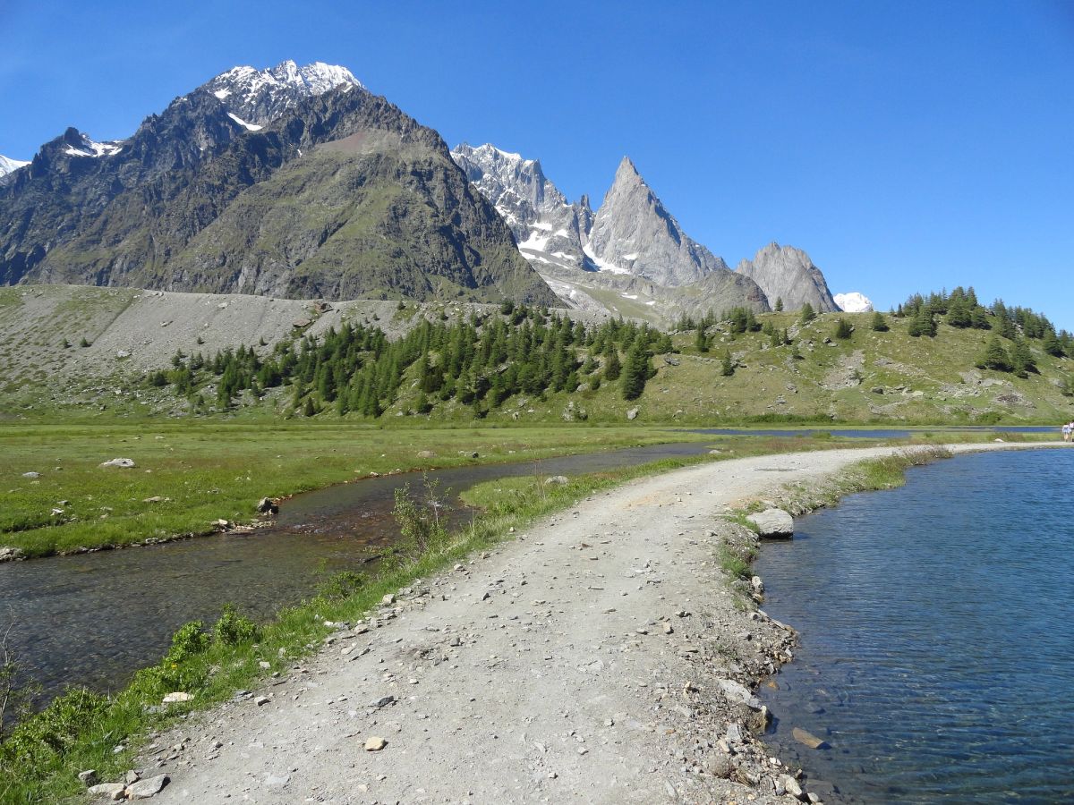 La Aiguille Noire de Peuterey sobre el Val Veny, en el descenso italiano hacia Courmayeur