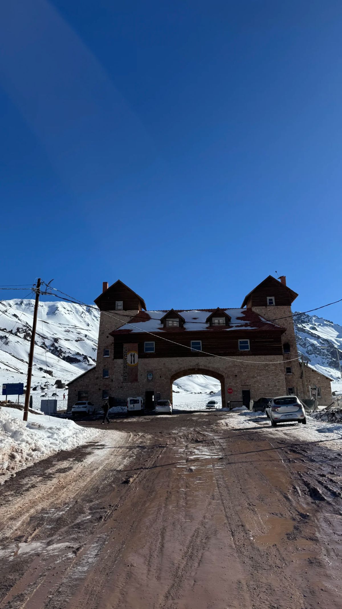 Antiguo edificio de piedra del paso Las Cuevas cubierto de nieve, cerca del túnel Cristo Redentor, Mendoza