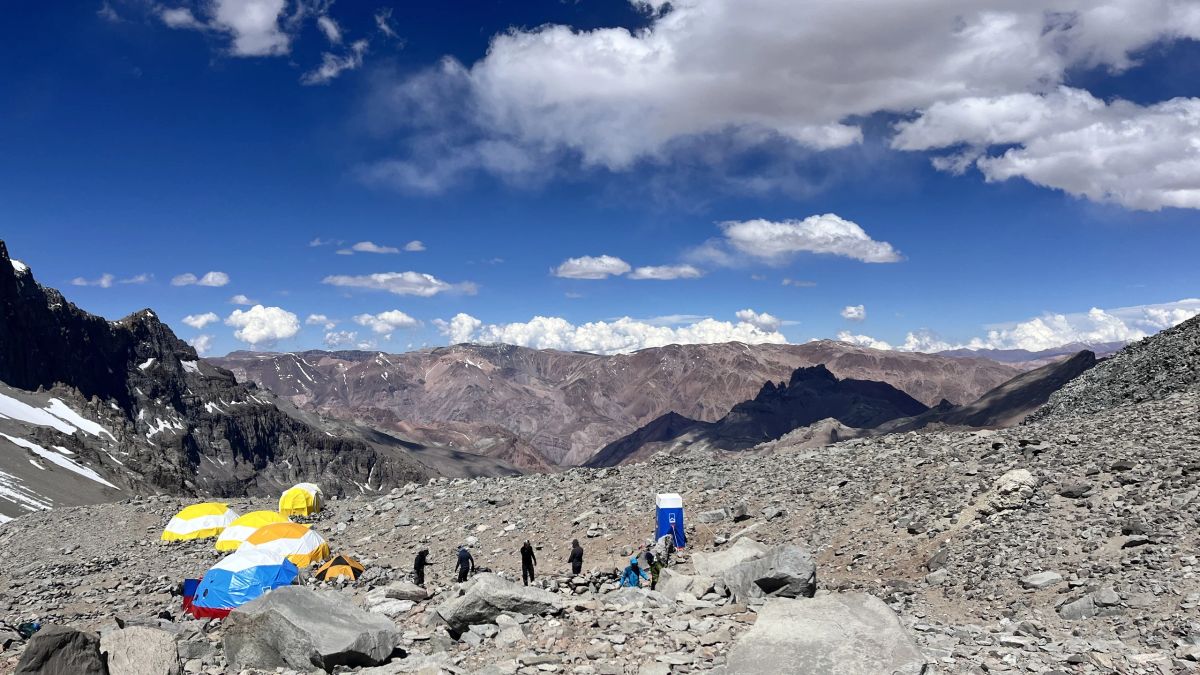 Panorámica del campamento de altura visto desde la ruta de ascenso al Aconcagua