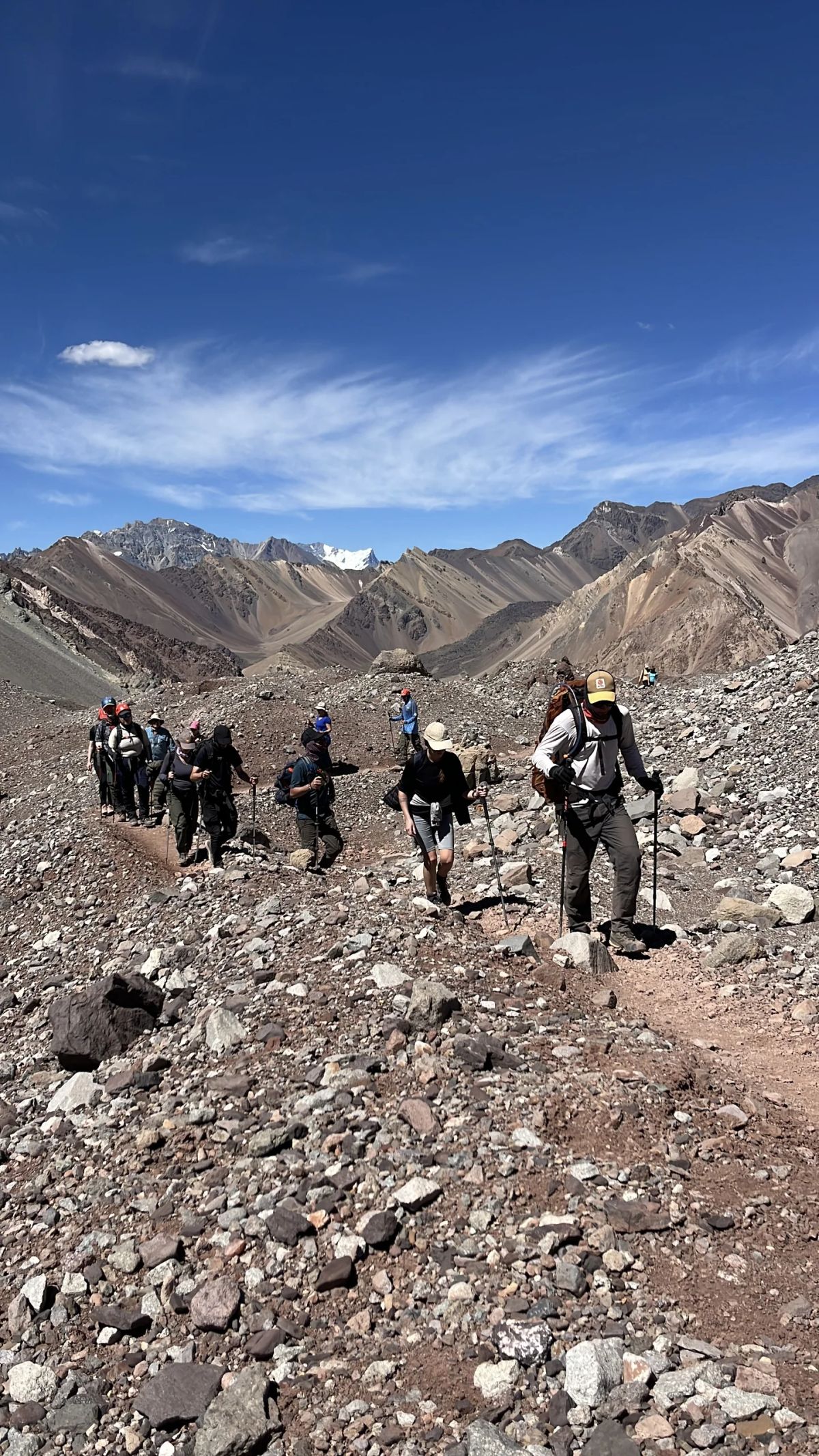 Trekkers subiendo por la morrena rumbo al mirador de Plaza Francia