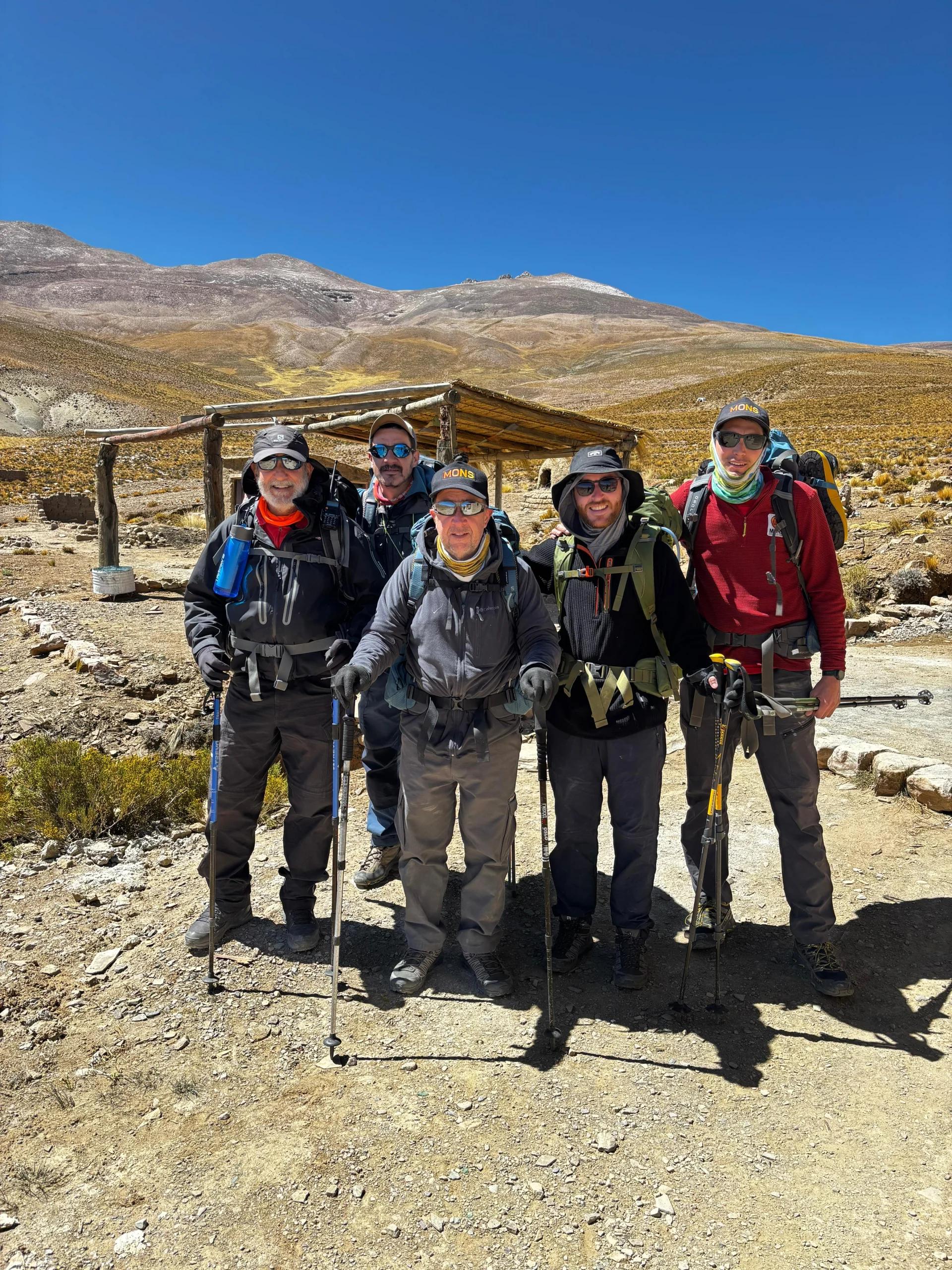 Equipo de la Salida 162 listo para partir hacia el Nevado de Chañi desde el inicio de la travesía