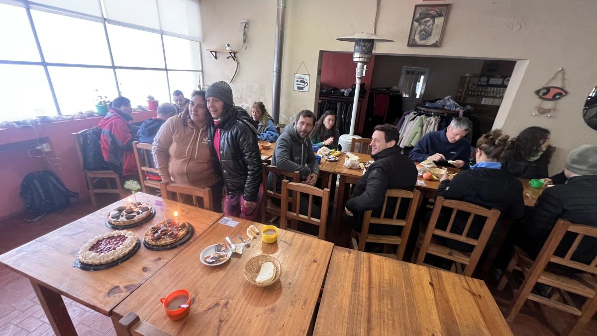 El grupo reunido en el comedor del refugio de Los Gigantes tras la jornada nevada