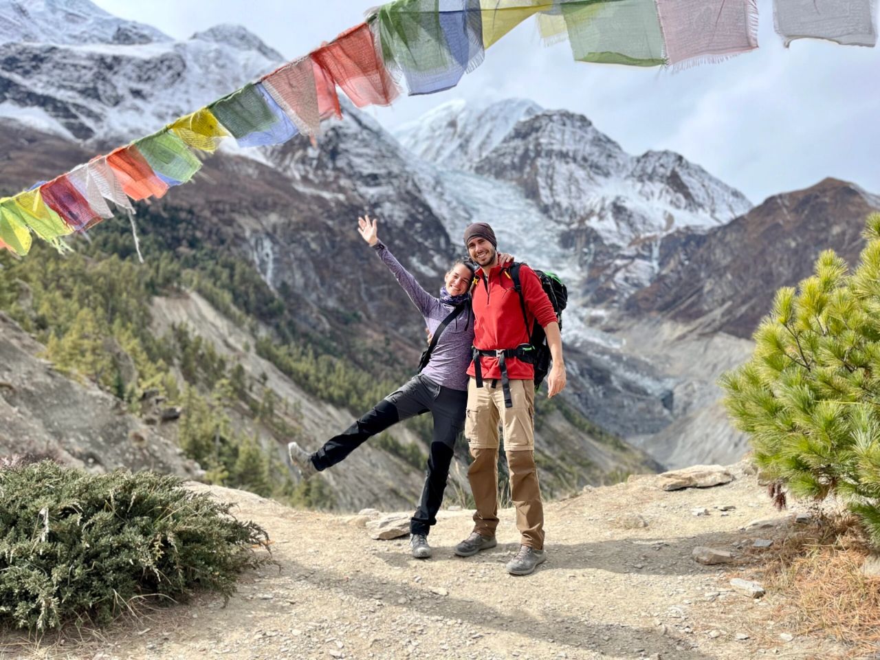 Dos montañistas felices vistiendo ropa de montaña.
