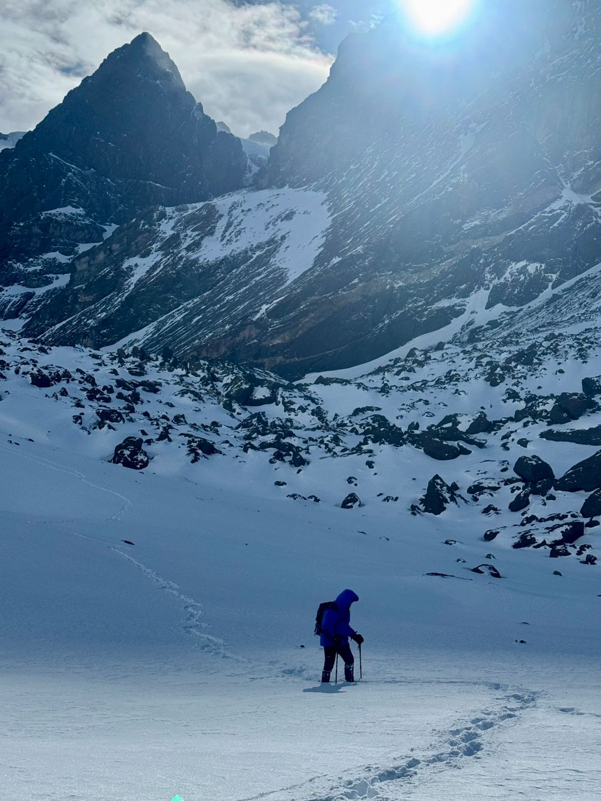 Sol de mediodía sobre las agujas del Tolosa mientras un montañista cruza el circo nevado a 4.000 msnm