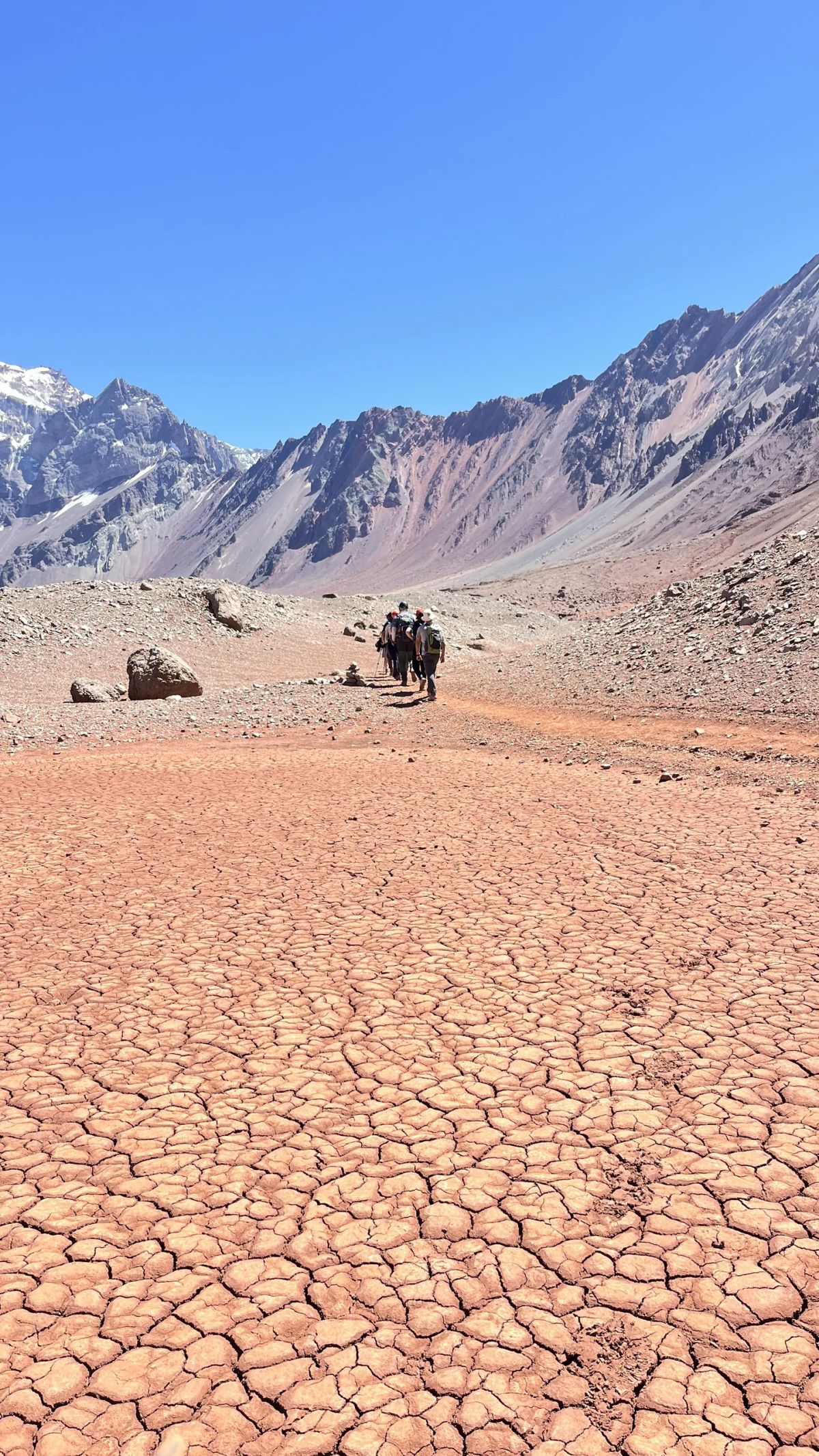 El barro agrietado del lecho seco del valle de Horcones, Parque Aconcagua