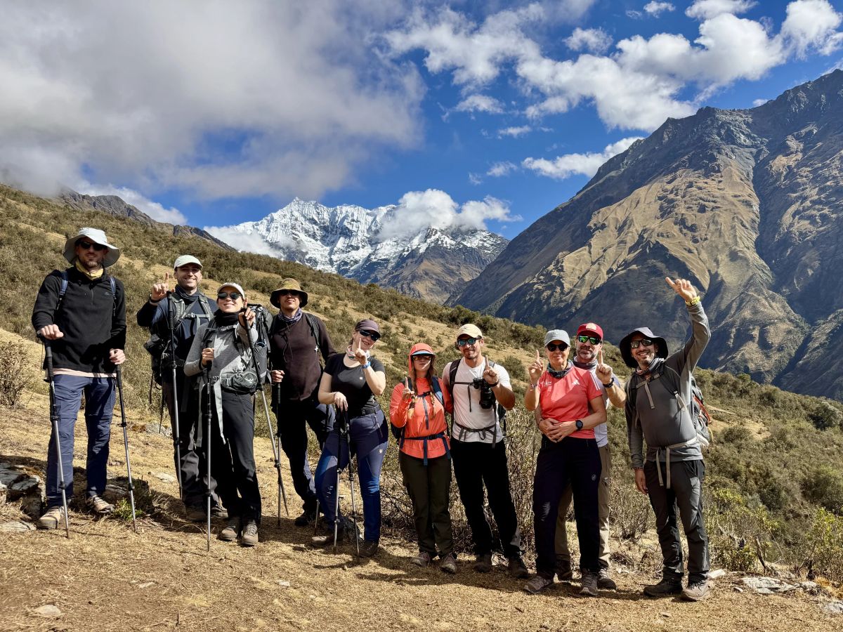 El grupo de la Salida 190 posando con el nevado Salkantay de fondo