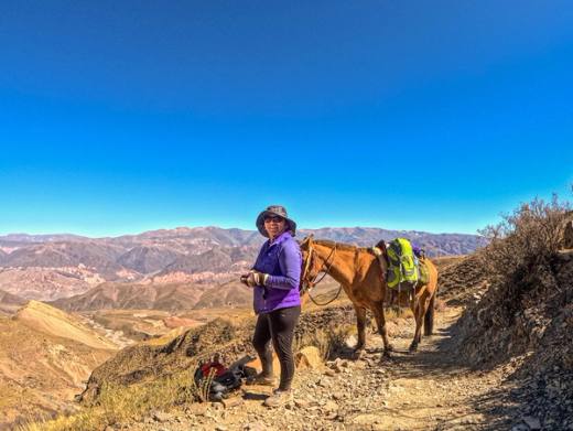 Caminante con mula en el sendero de la Quebrada