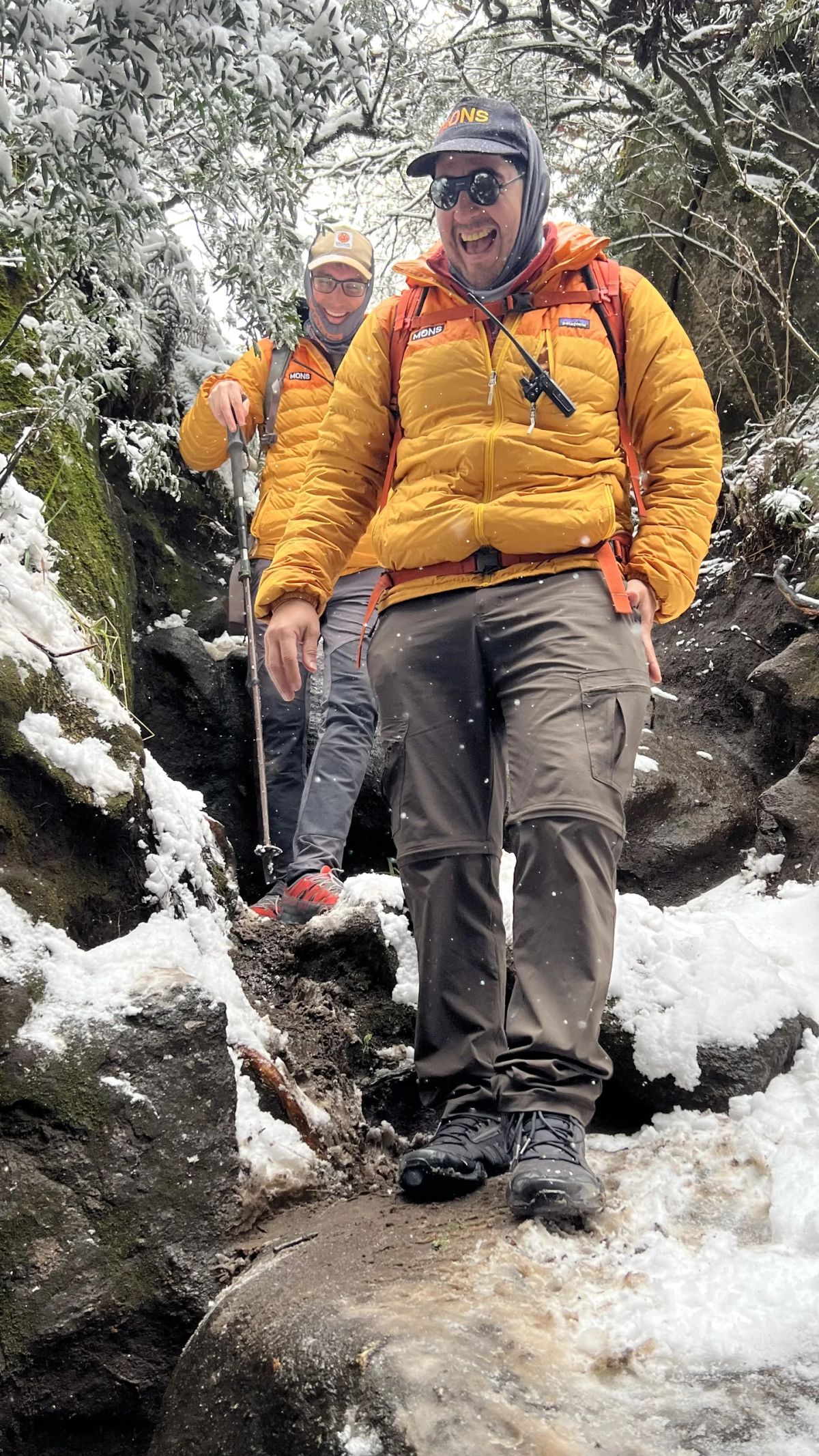 Guía de Mons atravesando las rocas nevadas de la quebrada en Los Gigantes