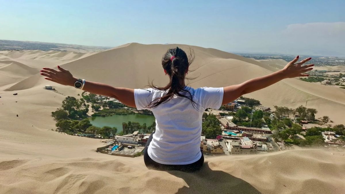El oasis de Huacachina visto desde lo alto de las dunas de Ica, Perú