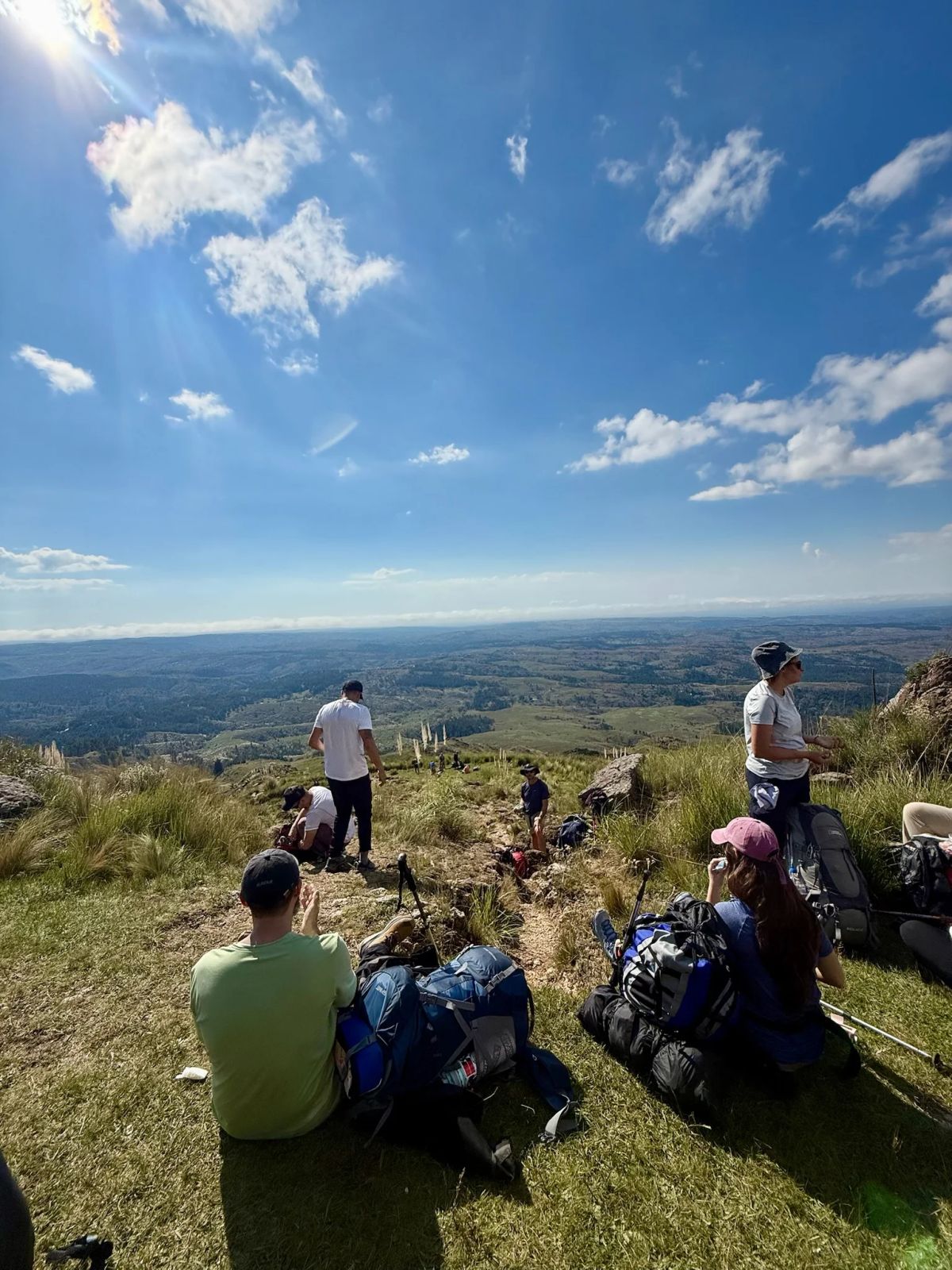 Trekkers descansando junto a las mochilas en un mirador natural del sendero al Cerro Champaquí