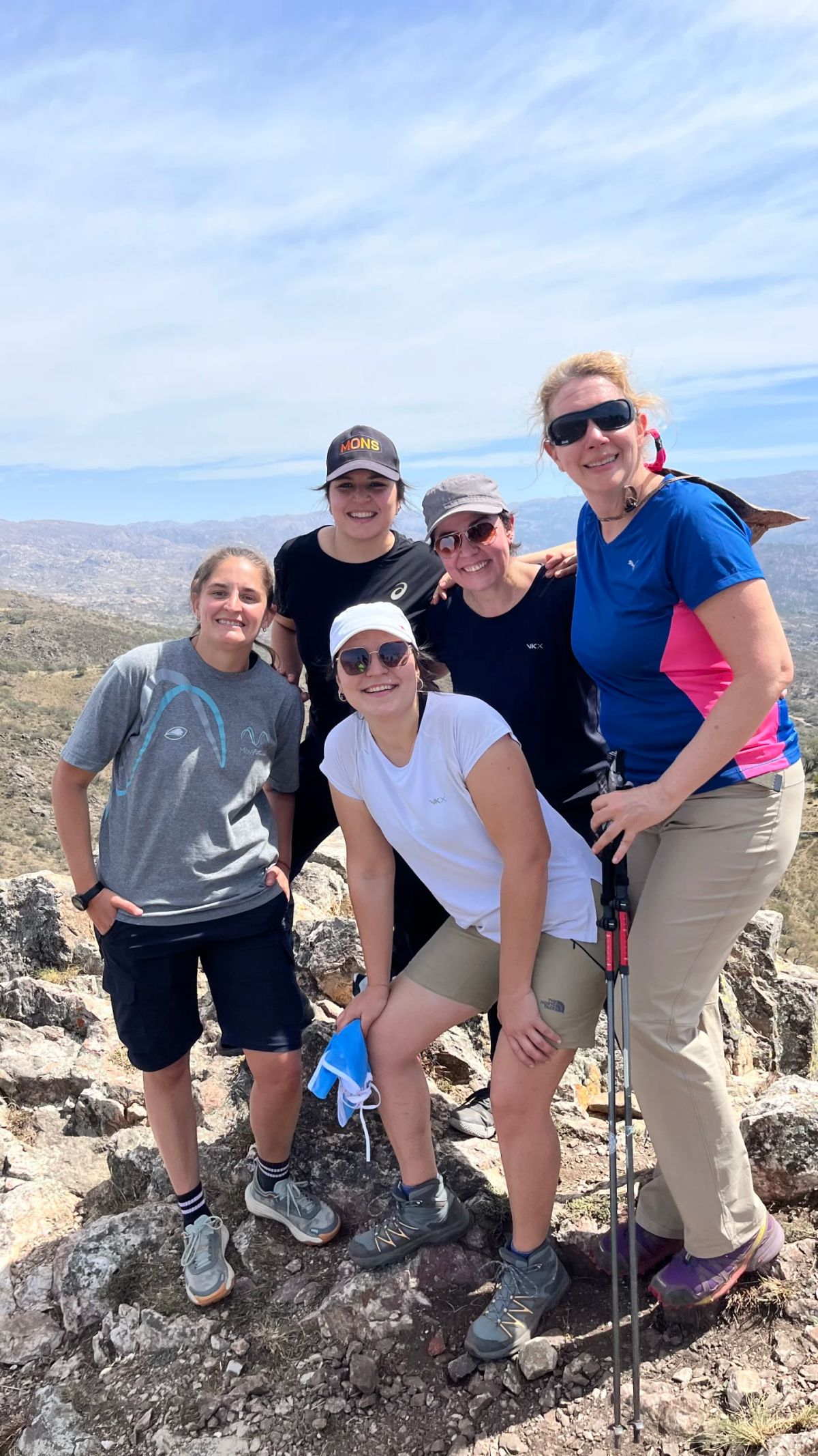 Grupo de trekkers posando sobre las rocas de la cumbre de Alpa Corral