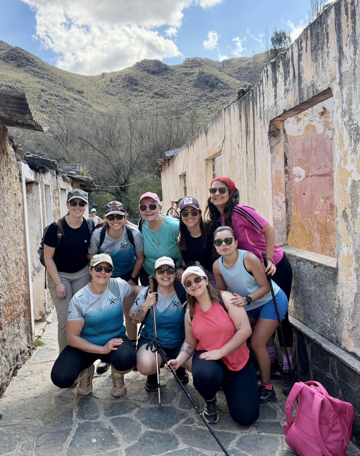 Participantes posando frente a las ruinas del viejo casco de Pueblo Escondido