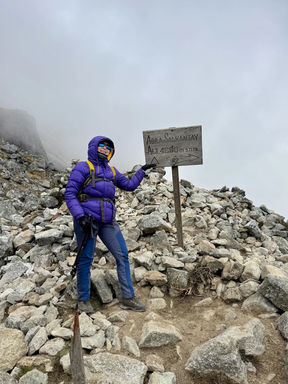 Participante junto al cartel del abra del Salkantay, Cusco