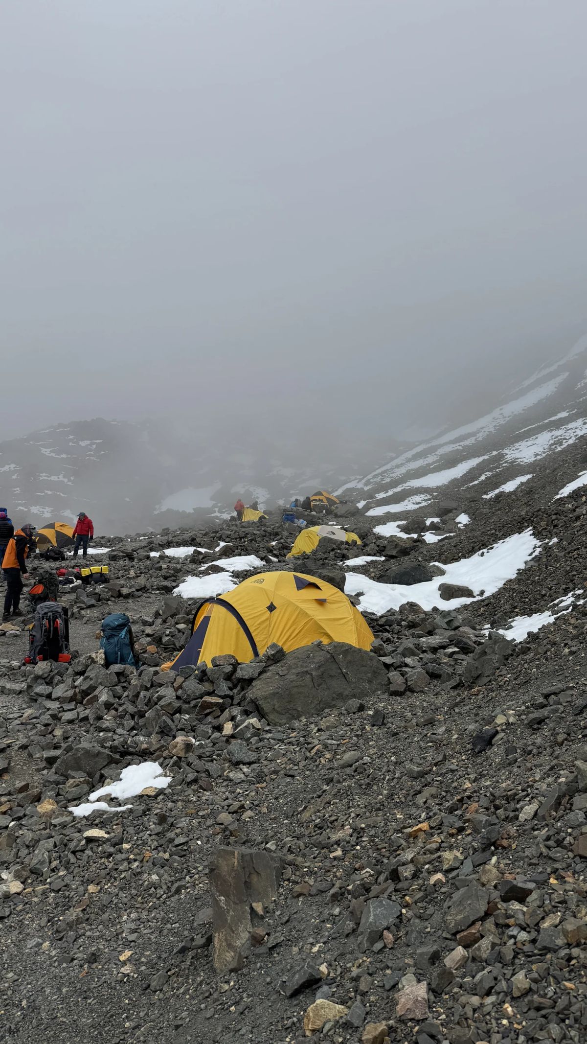 Campamento de altura entre la niebla y la nieve del Cordón del Plata