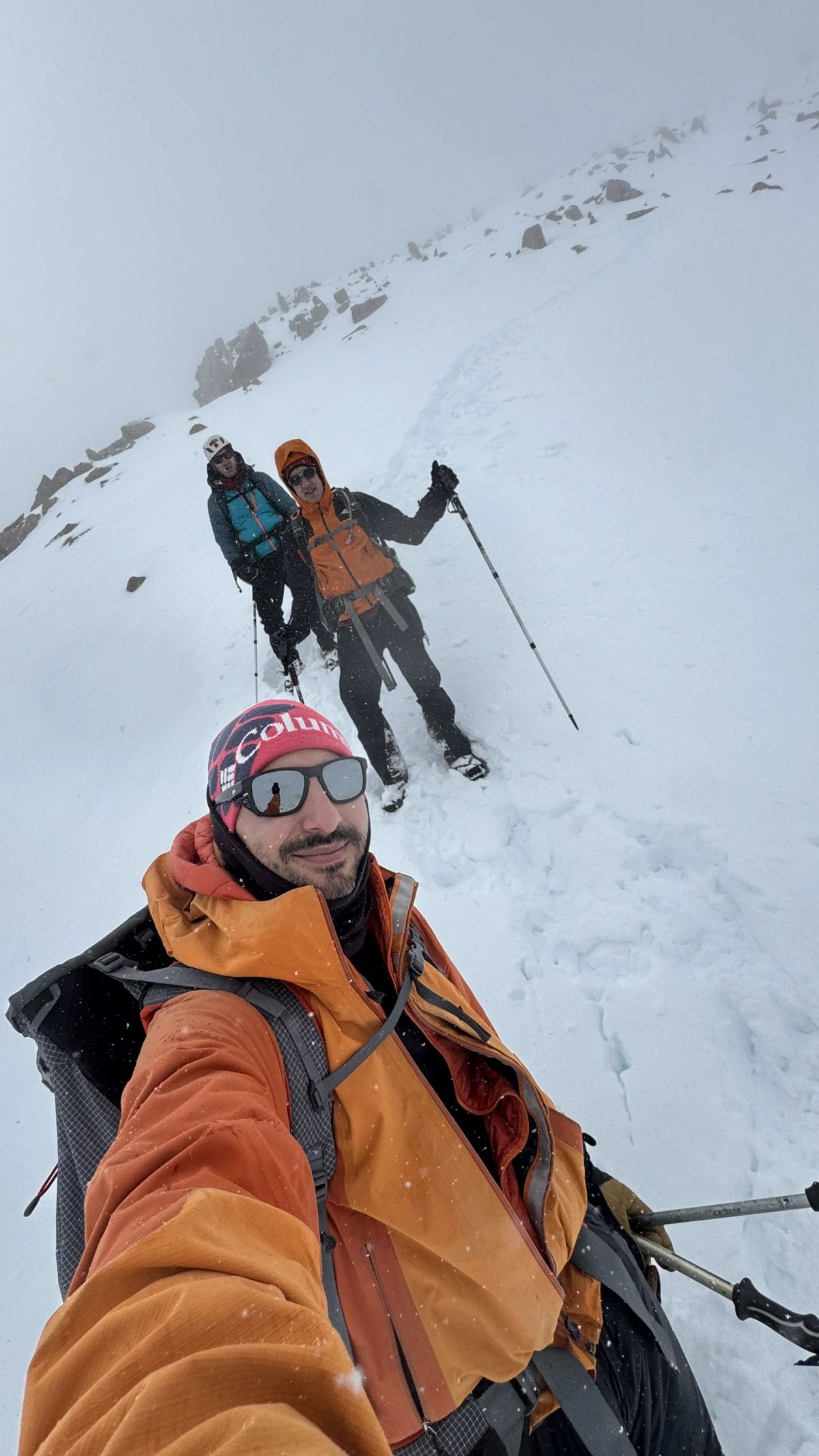 Andinistas subiendo por la ladera nevada del Nevado de Chañi