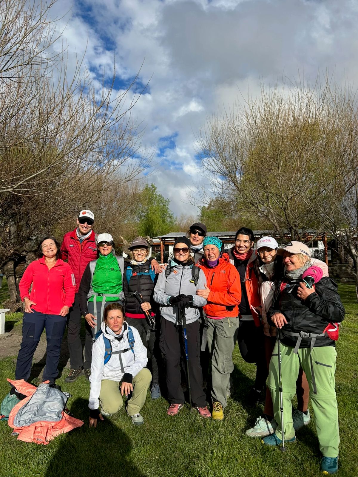 Foto grupal del contingente de Mons al cierre del trekking de dos días por Los Gigantes