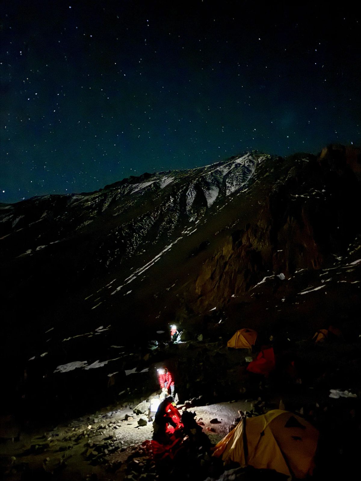 Cielo estrellado sobre el campamento de la expedición en el Cordón del Plata
