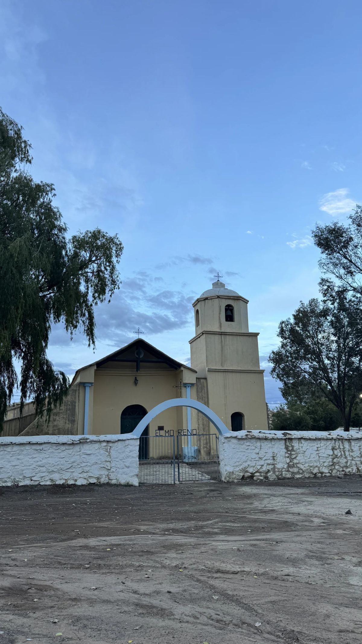 Capilla andina de adobe en el pueblo de El Moreno de la puna jujeña