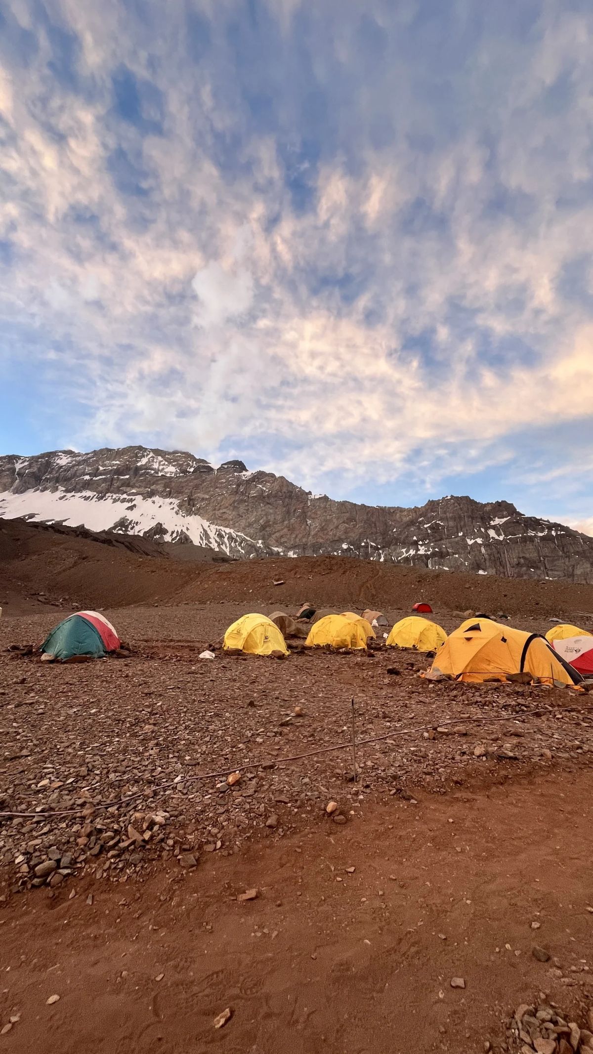 Carpas del campamento base al atardecer en Plaza Argentina, Aconcagua