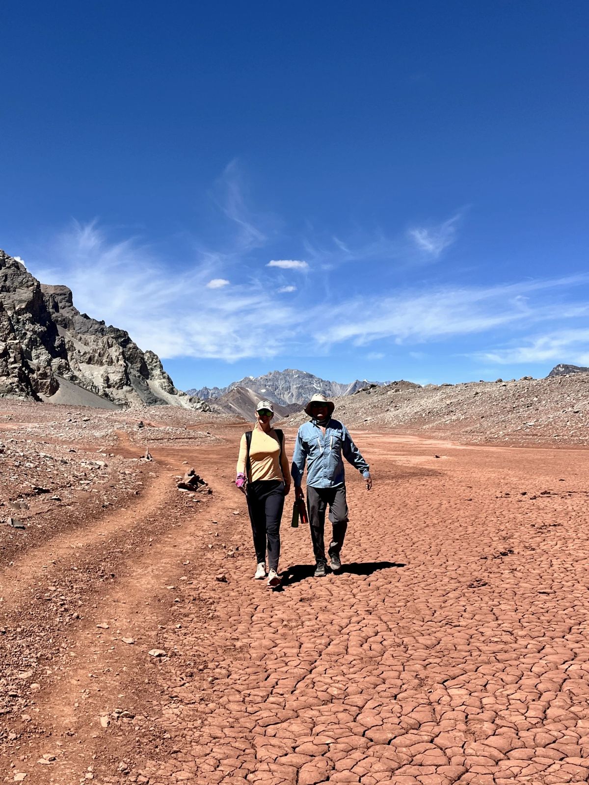 Caminantes avanzando por el lecho seco del valle rumbo a Plaza Francia