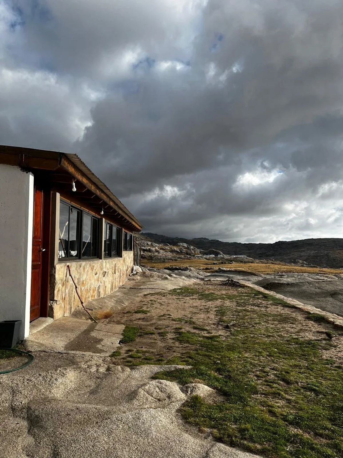 Refugio de piedra en la sierra donde paró el grupo durante el trekking de tres días al Champaquí