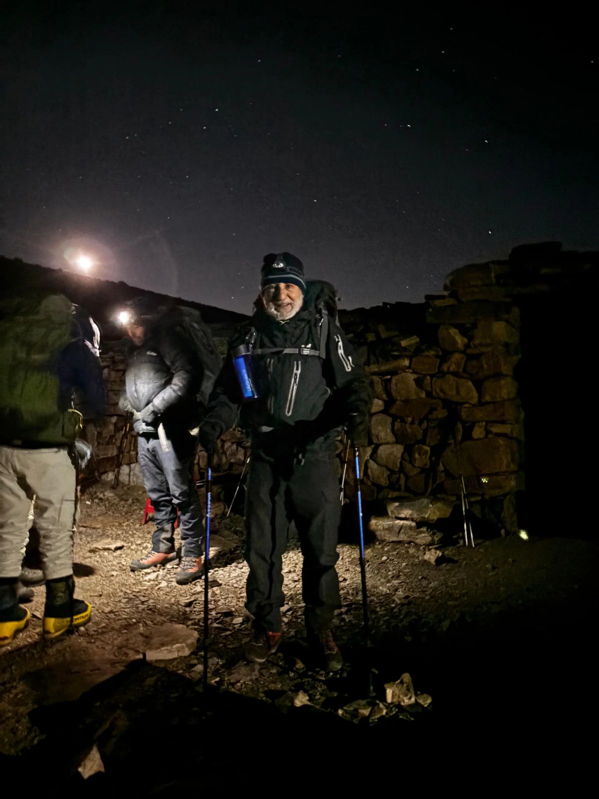 Salida nocturna con frontales desde el campamento de altura para el ataque a la cumbre del Chañi