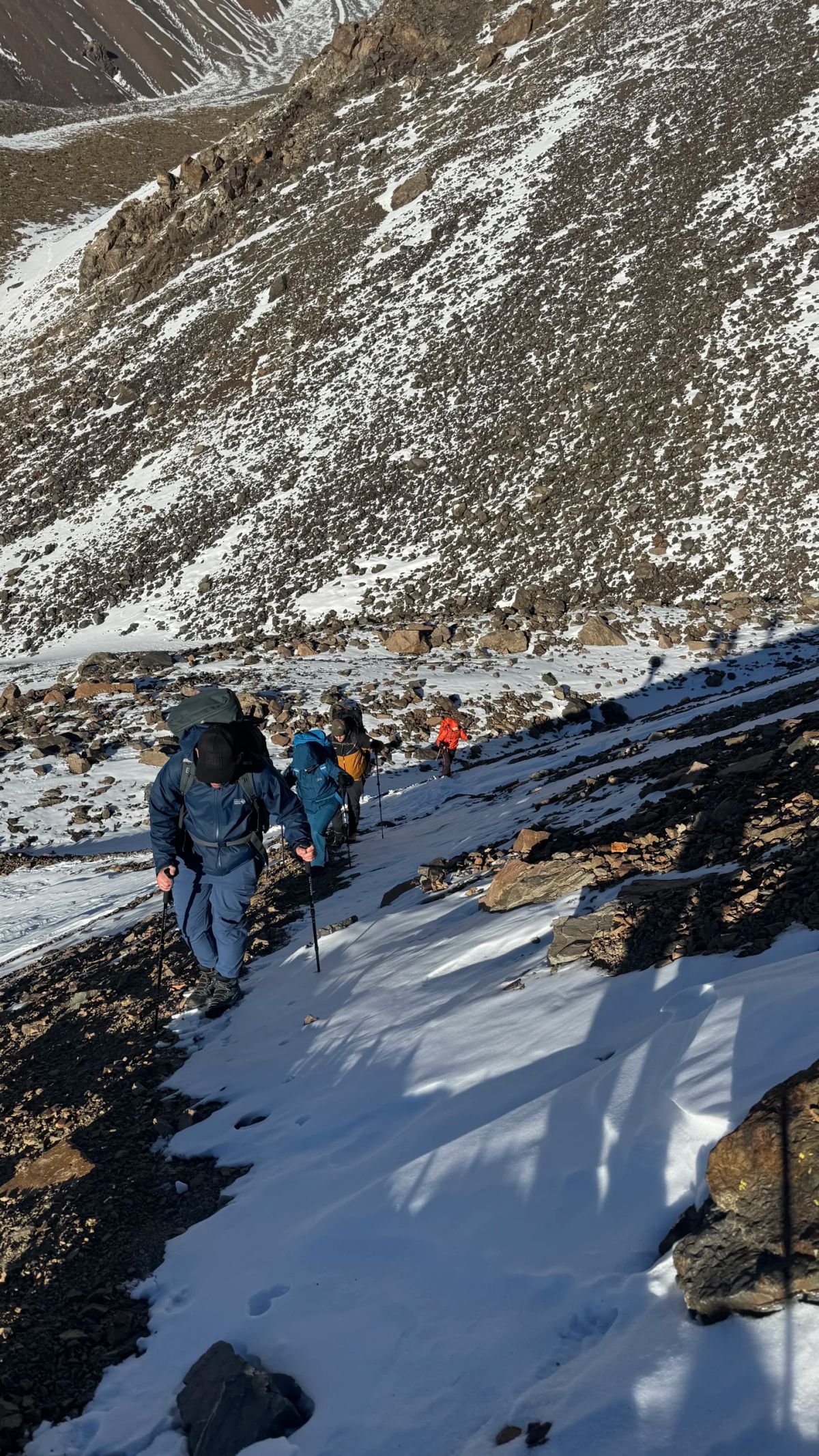 Montañistas subiendo por la ladera del Cerro del Medio con la primera luz de la mañana