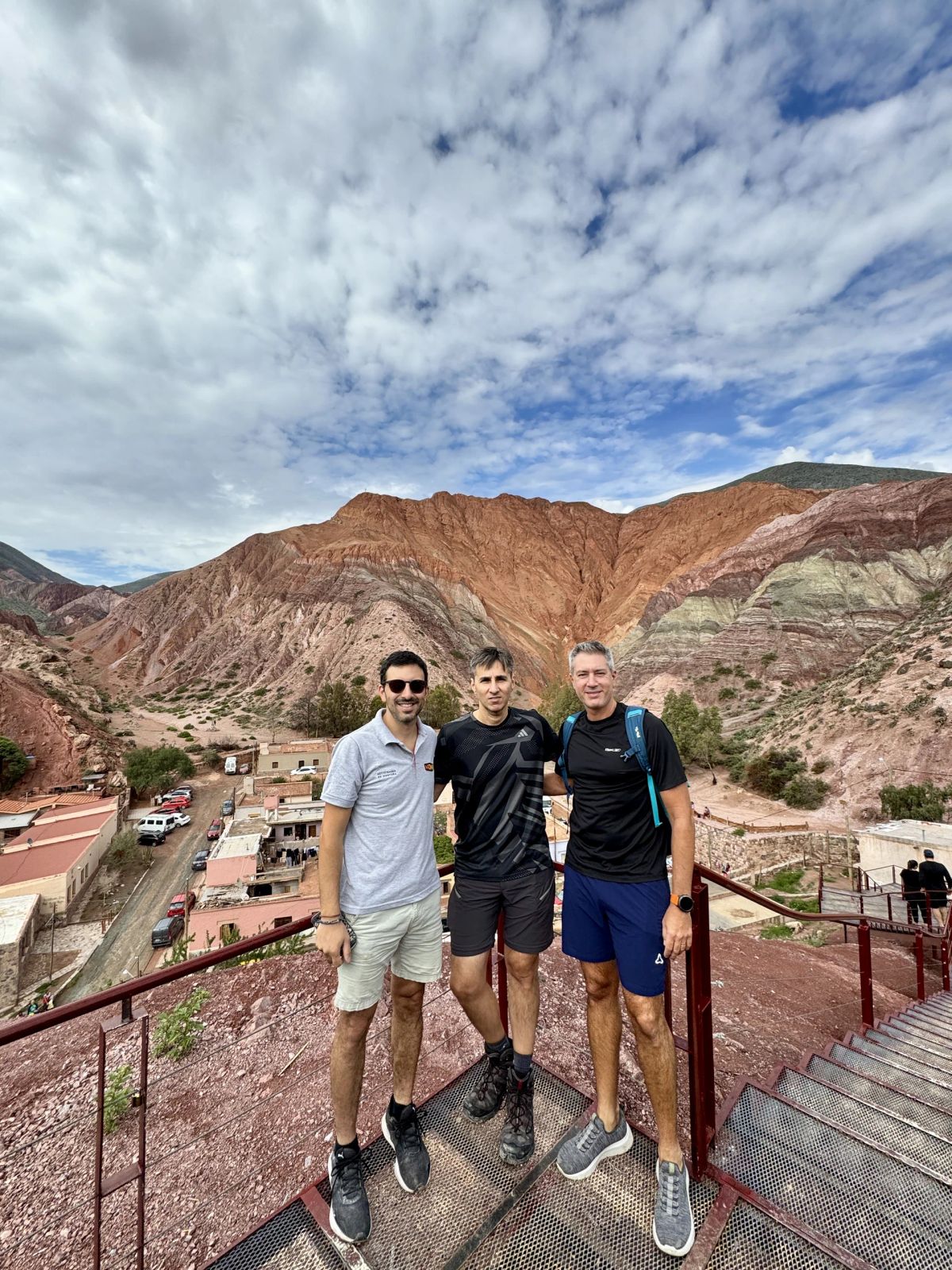 El equipo de la Salida 173 en Purmamarca con el cerro de colores de fondo