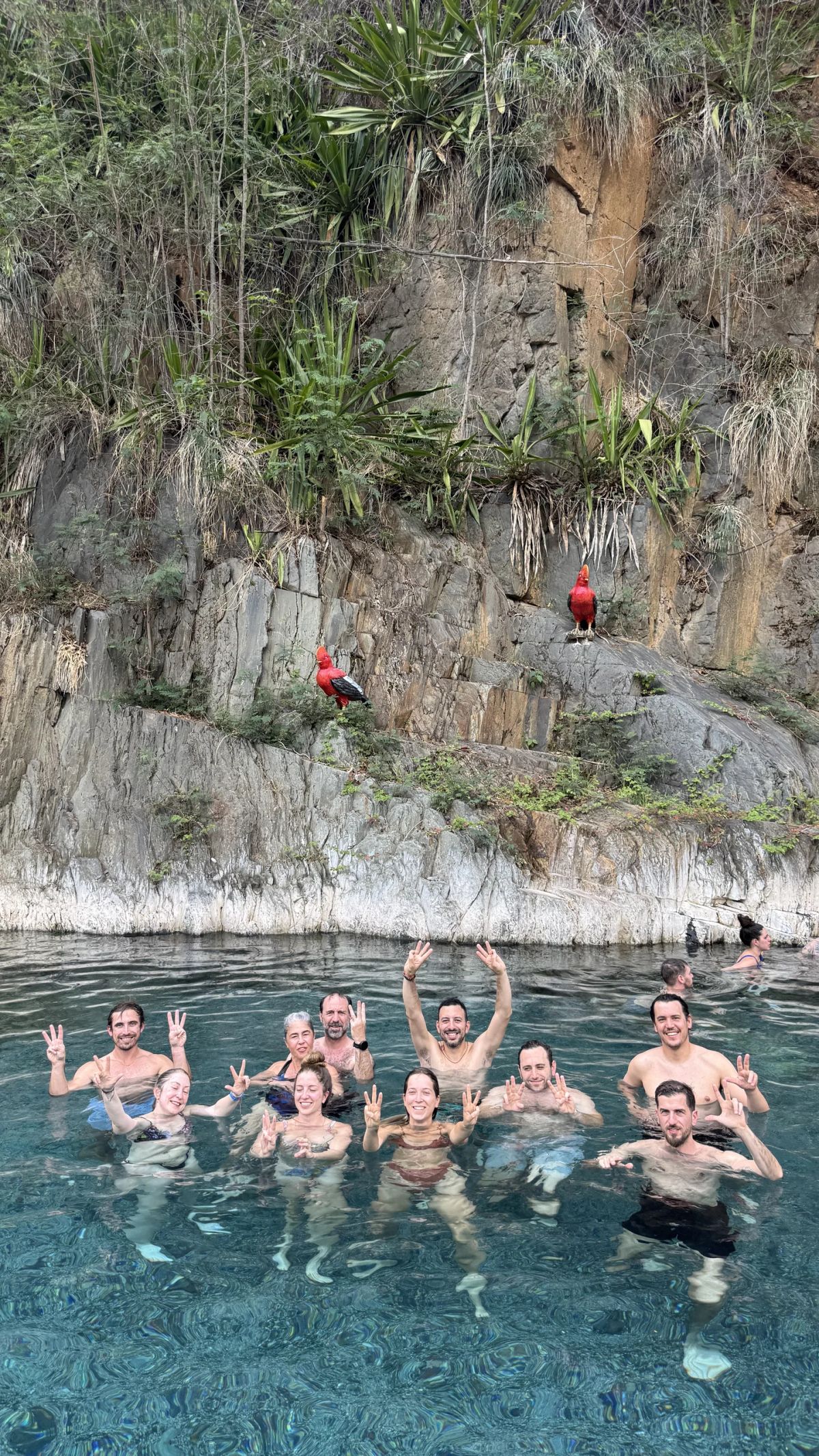 Aguas termales entre paredes de roca, una parada del trekking de Salkantay