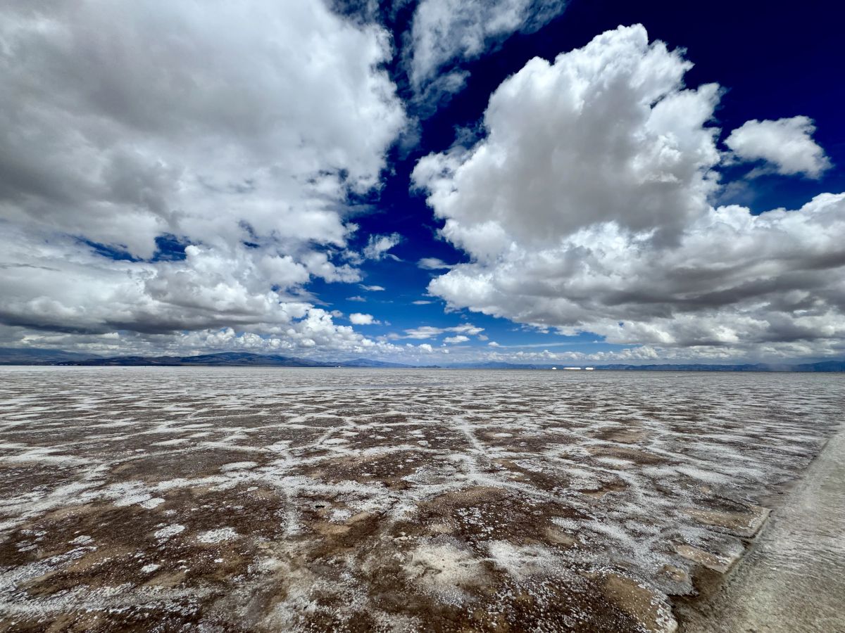 Panorámica de las Salinas Grandes de Jujuy bajo el cielo de la puna