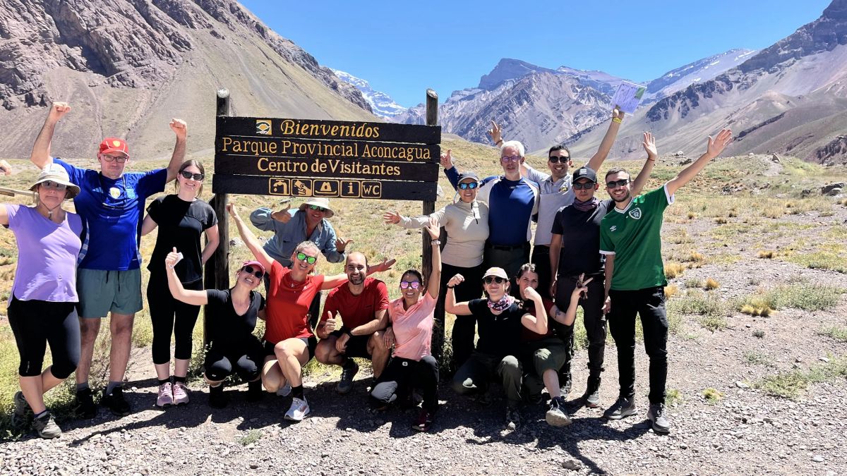 El grupo de la Salida 171 celebrando en el cartel de ingreso al Parque Provincial Aconcagua