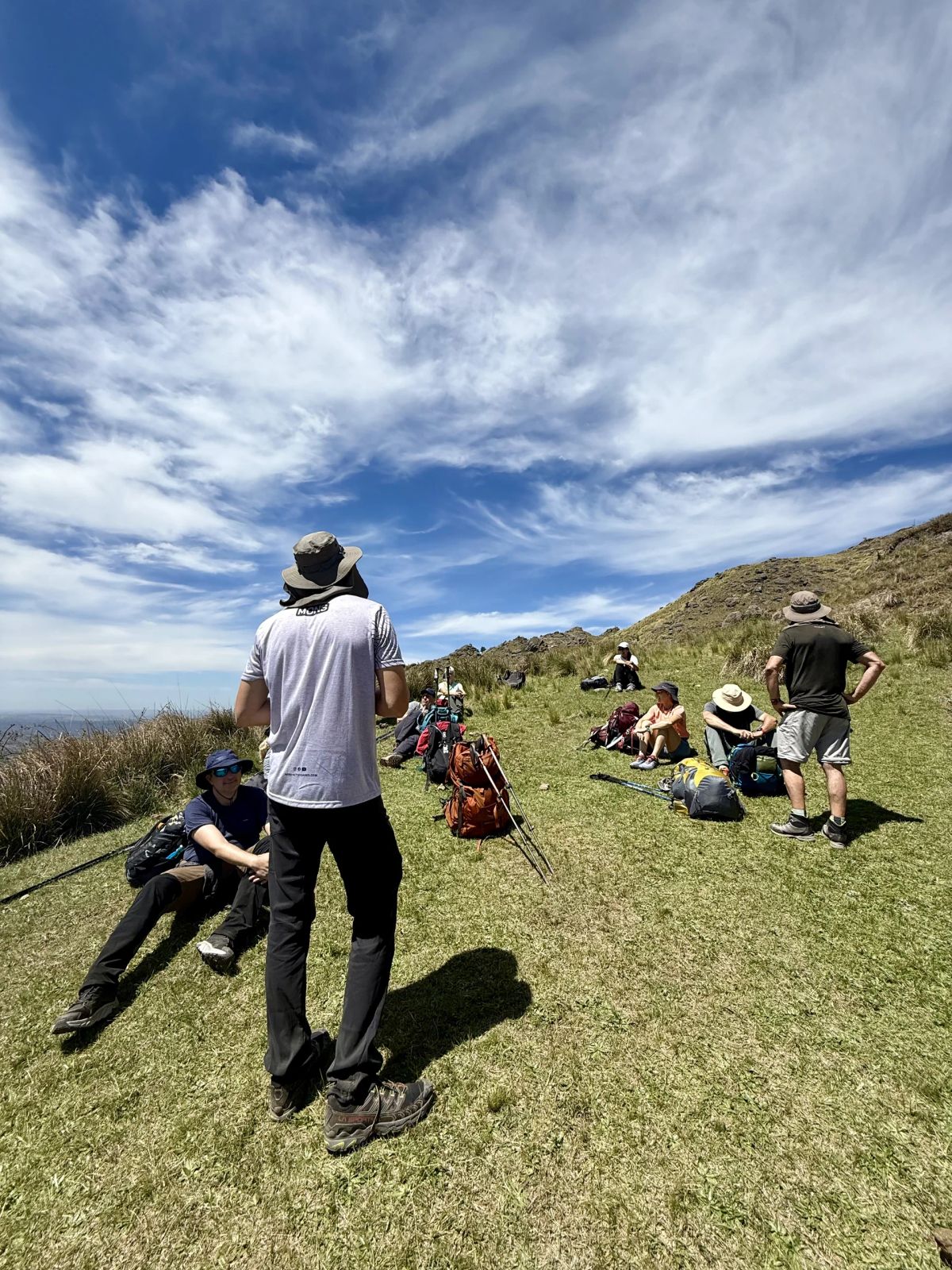 El grupo descansando sobre el pastizal de altura durante el trekking al Champaquí