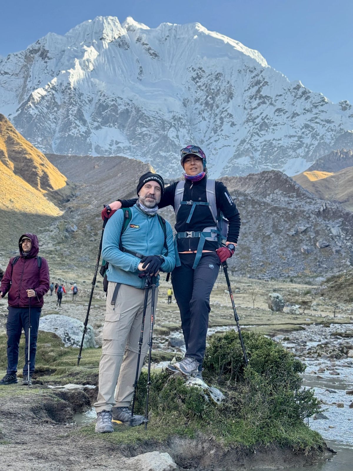 Dos trekkers de Mons con el nevado Salkantay detrás