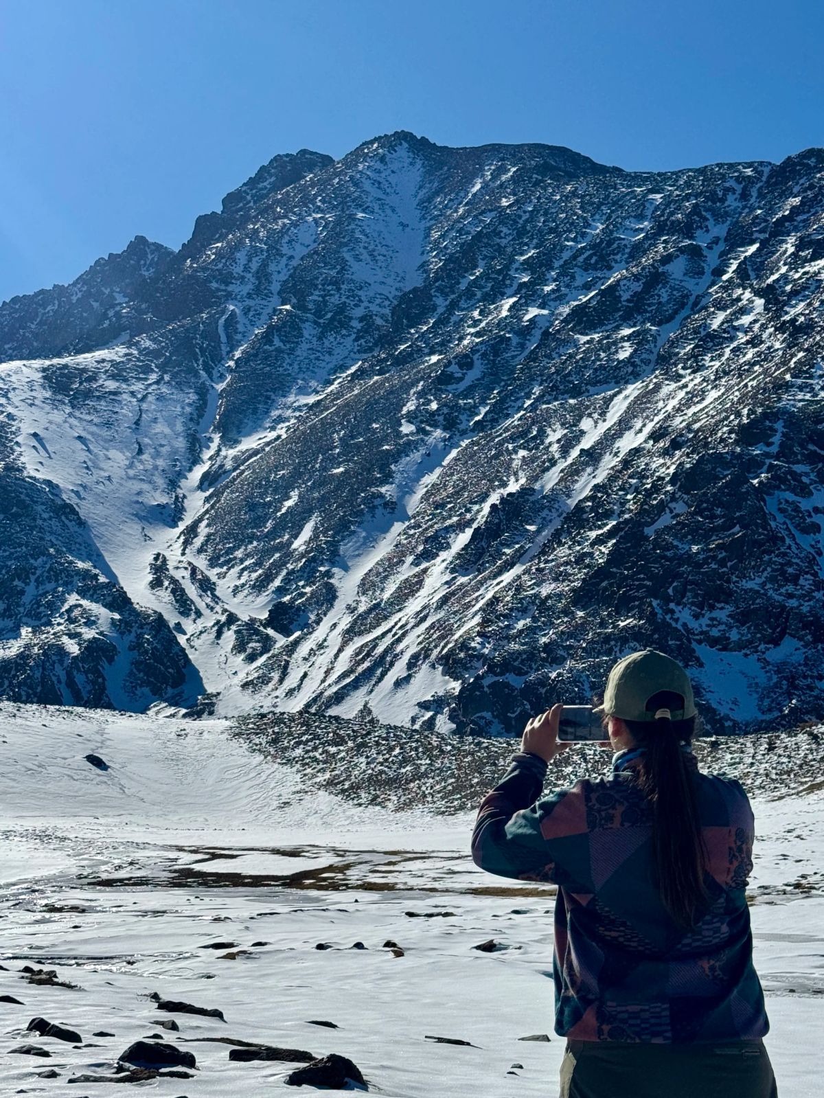 Andinista fotografiando el circo nevado del Cerro del Medio durante la aproximación