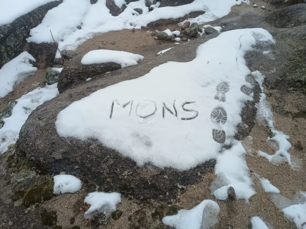 La palabra MONS escrita en la nieve sobre una roca de Los Gigantes