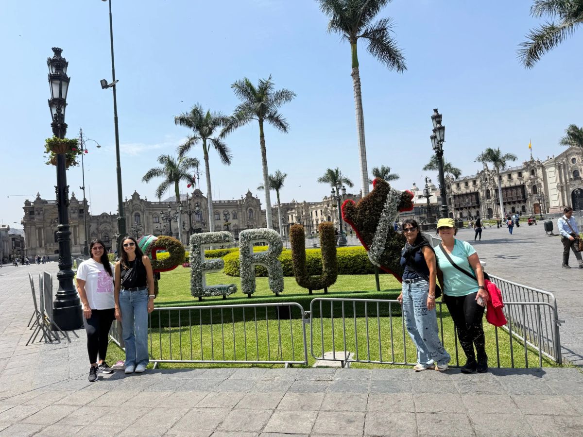 Las letras de PERÚ en la Plaza Mayor de Lima, primera parada del viaje