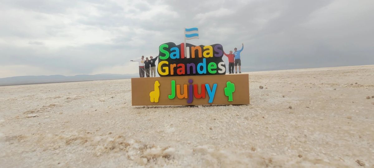 Cartel de las Salinas Grandes de Jujuy, una de las paradas del itinerario de aclimatación al Nevado de Chañi