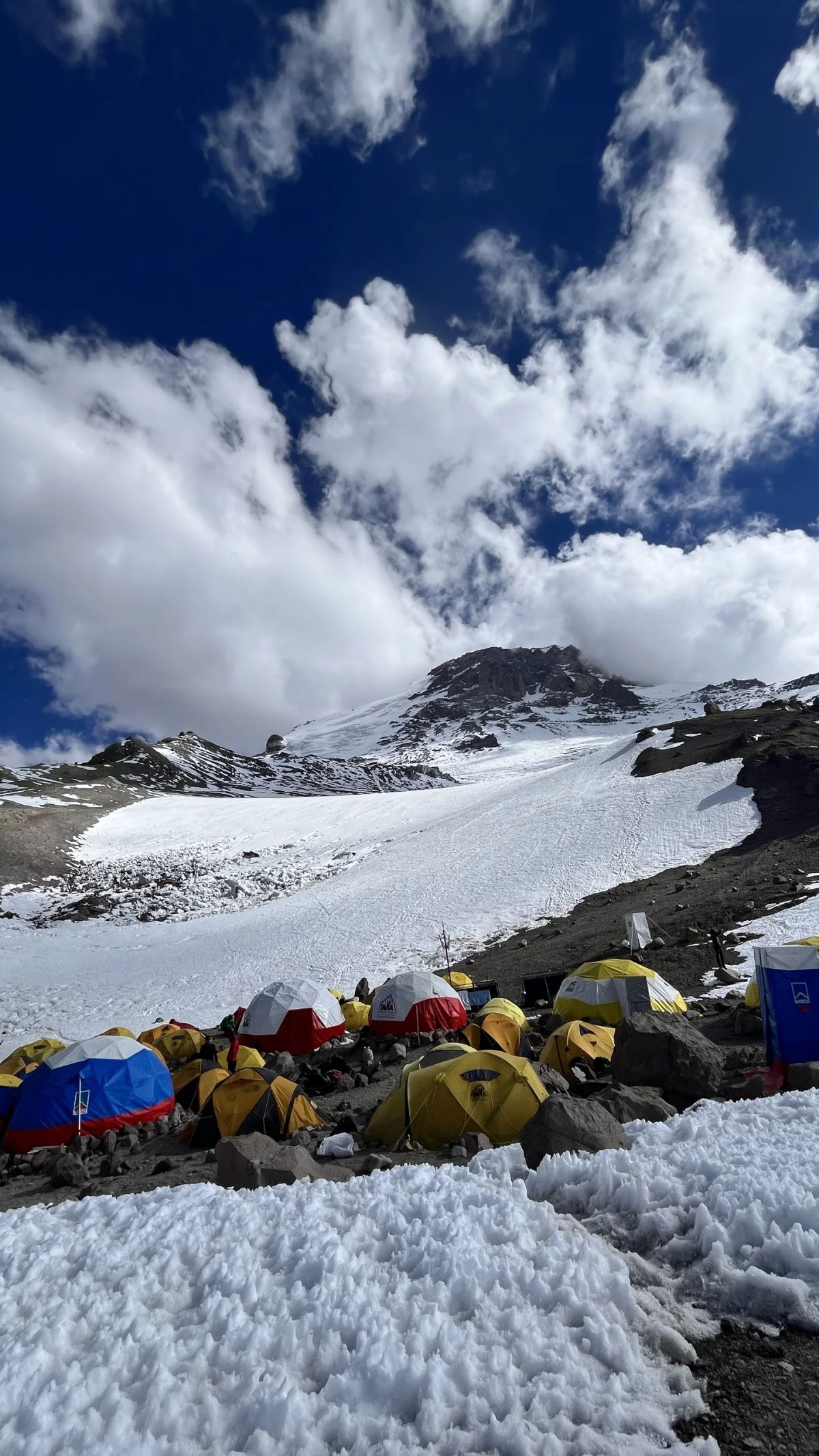 Campamento de altura junto al glaciar en la ruta de la Travesía 360