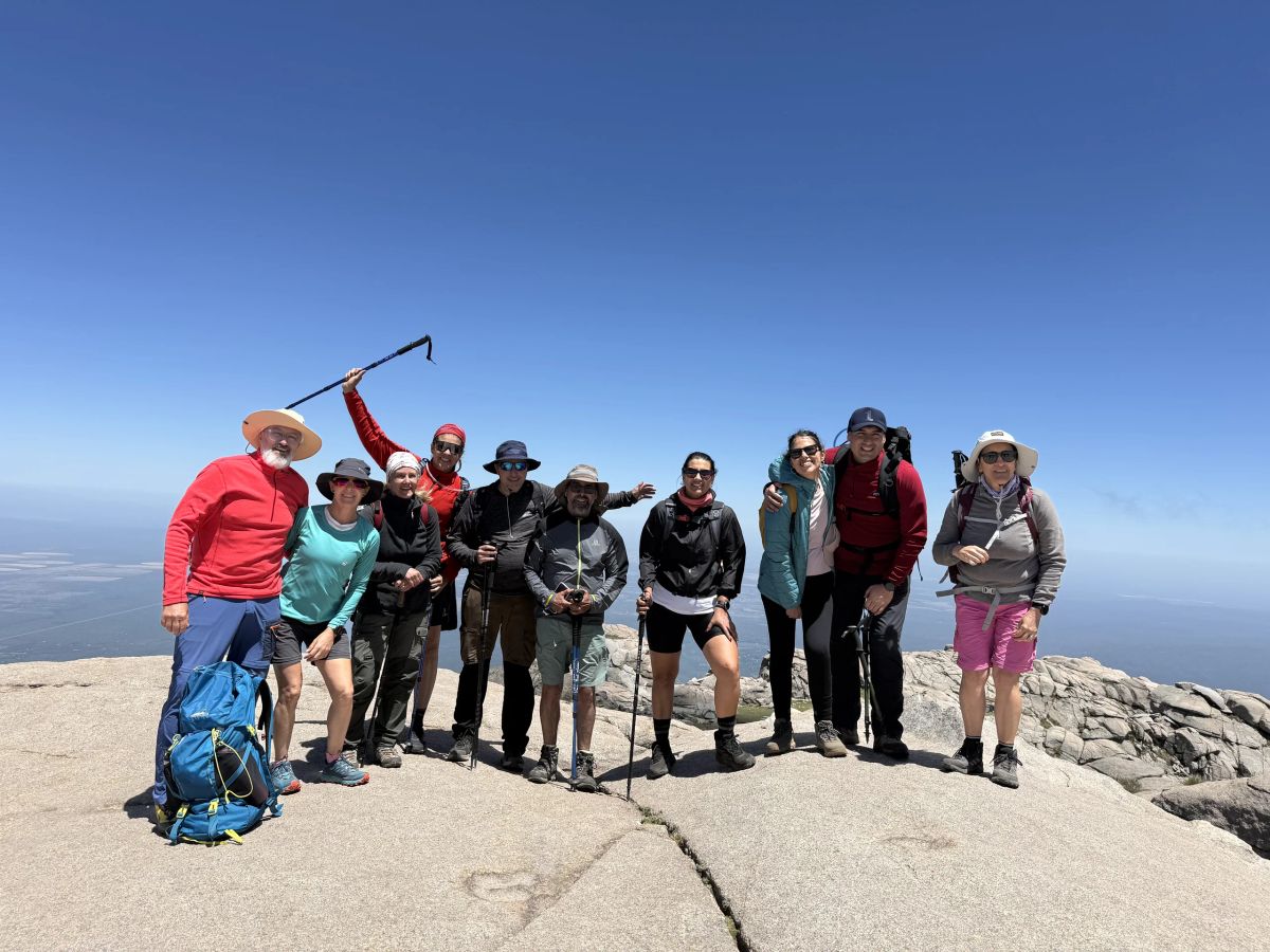 El grupo completo de la Salida 194 en la cumbre del Cerro Champaquí